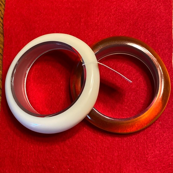 VINTAGE PLASTIC BANGLE BRACELETS - Picture 1 of 16